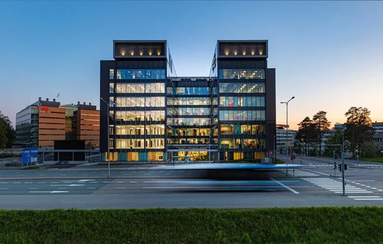 Kontorsfastigheten The Front i Helsingfors sedd utifrån.